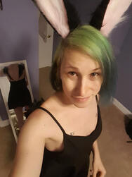 Lucy. Human-skvader. Host. Storyteller.